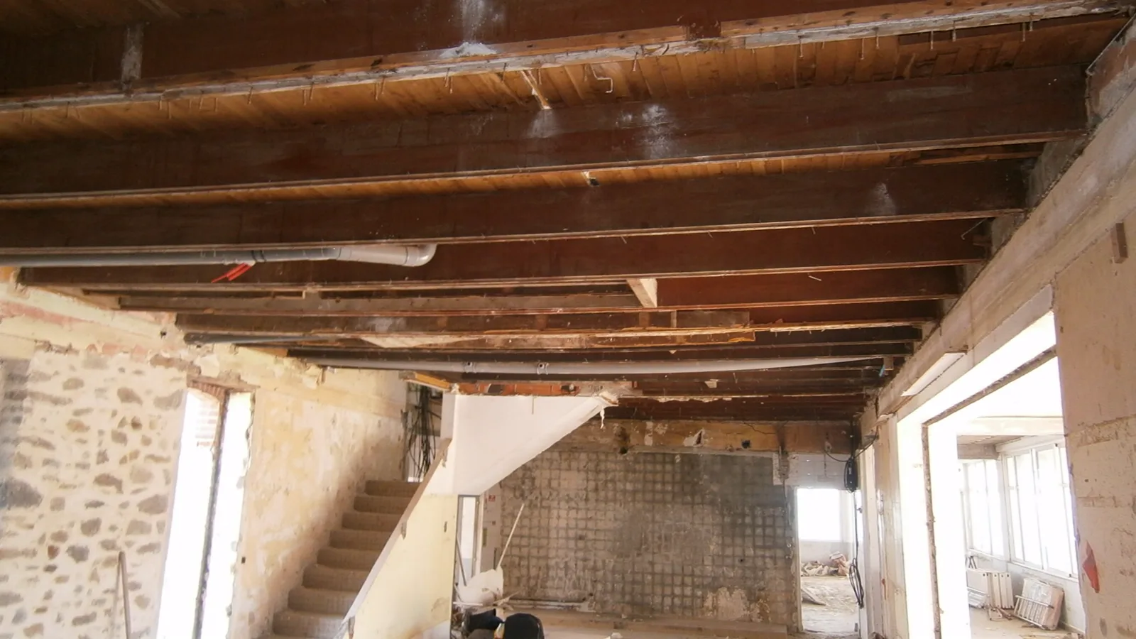 Plancher bois ancien à rénover : solives et voliges apparentes